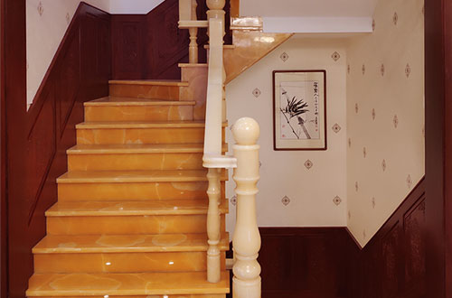 市中中式别墅室内汉白玉石楼梯的定制安装装饰效果